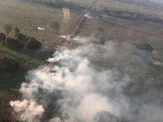 Fumaça provocada por fogo colocado pelos índios, segundo a Sejusp, na Fazenda Água Branca, de ondem grupo foi retirado. (Foto: Divulgação)