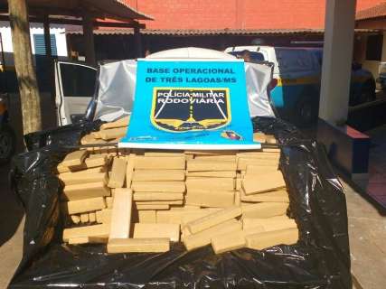 Ap&oacute;s persegui&ccedil;&atilde;o policial, motorista abandona ve&iacute;culo carregado de maconha