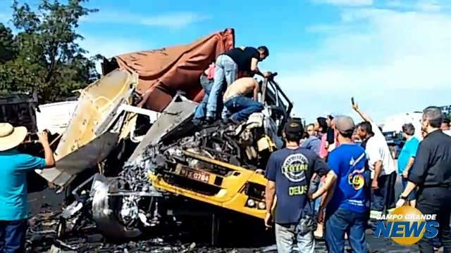 Testemunhas ajudam a retirar motorista de caminh&atilde;o preso nas ferragens