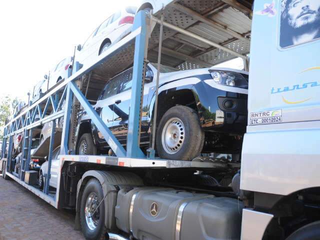  Homem fica ferido ao cair de caminh&atilde;o-cegonha, na sa&iacute;da para Tr&ecirc;s Lagoas