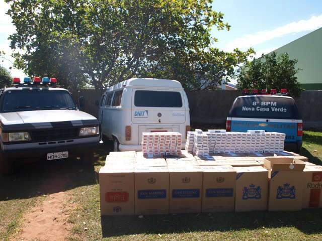  Pol&iacute;cia apreende Kombi com adesivo do DNIT que transportava cigarros