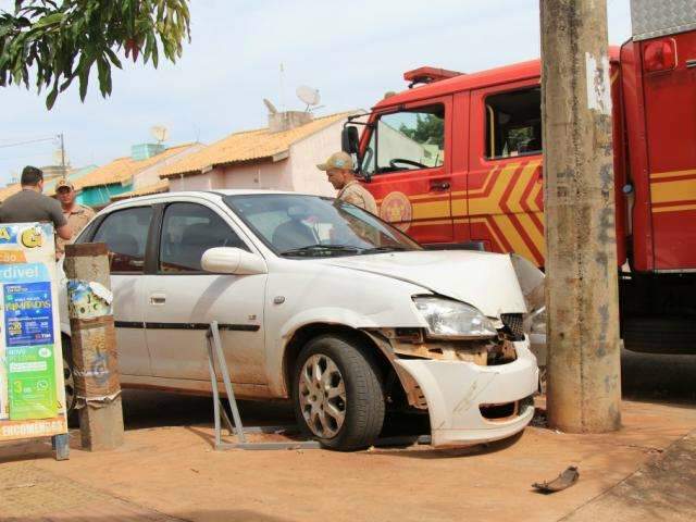 Com crian&ccedil;a de 1 ano sem cinto, mulher bate em poste e fica ferida
