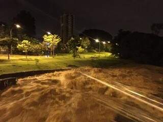 Córrego Prosa cheio, durante esta madrugada; em alguns pontos, água chegou ao asfalto da Avenida Ricardo Brandão. (Foto: Lucimar Couto)