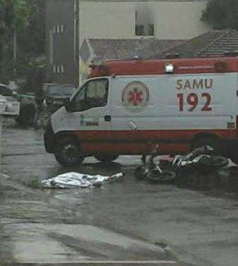 Homem &eacute; assassinado a tiros por motociclista  no meio da rua 