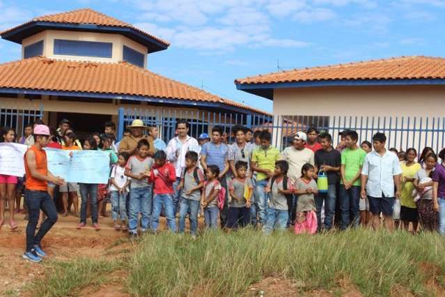 Moradores prendem ve&iacute;culos da prefeitura e amea&ccedil;am paralisar rodovias