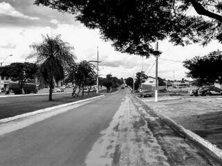Rua que passa em frente à delegacia de polícia de Coronel Sapucaia; à esquerda fica Capitán Bado, no Paraguai (Foto: Helio de Freitas)