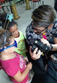 Guilherme fotografava e mostrava para as crianças. (foto: Acervo Pessoal)