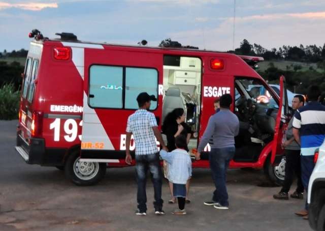 Crian&ccedil;a de 4 anos cai de carro em movimento ap&oacute;s porta traseira abrir