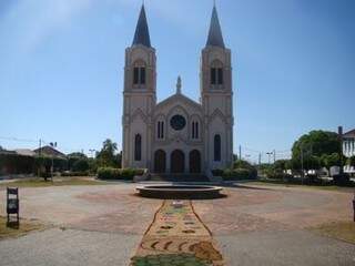 Igreja Matriz é um dos pontos turísticos da cidade que comemora 121 anos (Foto: Pantanal News)