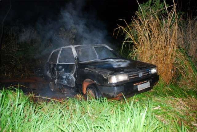 Ve&iacute;culo fica totalmente destru&iacute;do ap&oacute;s pegar fogo na BR-267
