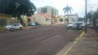 Acidente aconteceu no cruzamento da Rua da Garça com 25 de dezembro, no Jardim das Palmeiras (Foto: Direto das ruas)