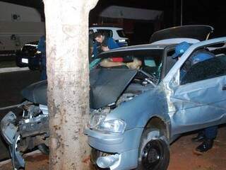 Frente de carro ficou destruída após bater em árvore.
 (Foto: Tiago Apolinário/Da Hora Bataguassu)