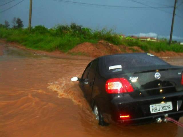  Carro caiu em buraco durante chuva e condutora &eacute; salva por bombeiros