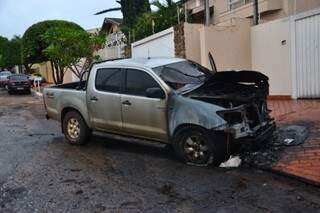 Preso por incendiar 5 ve&iacute;culos, homem diz que queimou outra Hilux