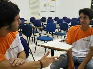 Igor Carvalho e Rafael Laraia trocam dicas na véspera de abertura das inscrições no Sisu (Foto: Kleber Clajus)