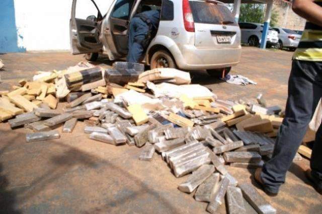 Pol&iacute;cia apreende mais de 700 kg de maconha em rodovia de Navira&iacute;
