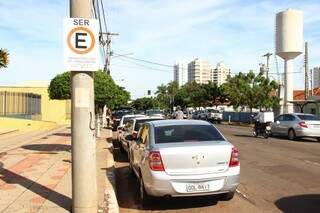 Mesmo sendo multados, motoristas ainda continuam estacionam em vagas preferenciais. (Foto: Fernando Antunes)