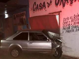 Além do portão da igreja e parte do muro, a frente do carro ficou destruída. (Foto: Diário Corumbaense) 