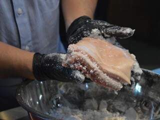 Parece muito sal, mas é o necessário para ter aquele bacon saboroso, garante o chef. (Foto: Thailla Torres)