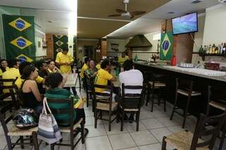 Em churrascaria, funcionários se misturaram a poucos clientes para acompanhar o jogo (Foto: Marcelo Vitor)