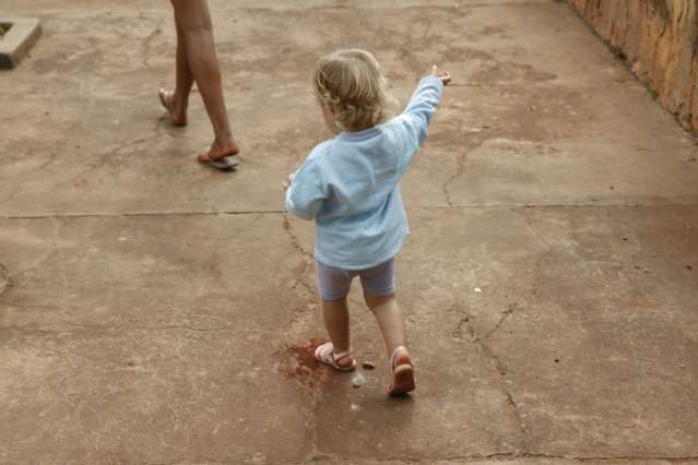 Vizinhos de mulher que abandonou filhos confirmam brigas e descaso