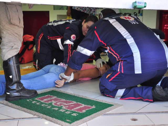  Mulher &eacute; atingida por bala perdida ap&oacute;s assalto na avenida Afonso Pena