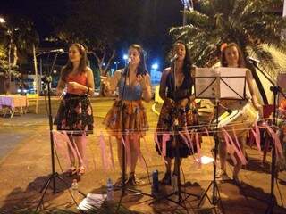 As meninas do &quot;Mandacura&quot; tocando e cantando em Campo Grande (Foto: Divulgação)
