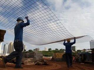 Trabalhadores da construção civil durante expediente em Campo Grande (Foto: Arquivo/Campo Grande News)
