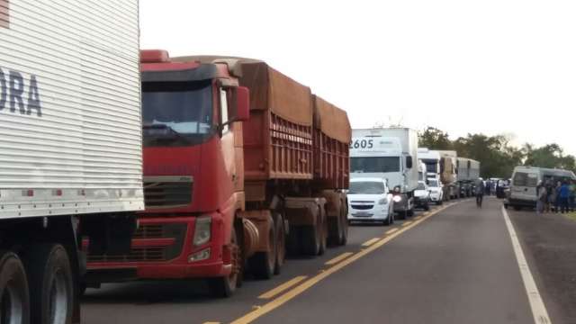 Protesto de ind&iacute;genas em rodovia chega a 5 horas com 10 km de tr&acirc;nsito
