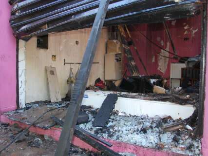  Incêndio destrói livraria, lanchonete, lojas e escritório na Mato Grosso 