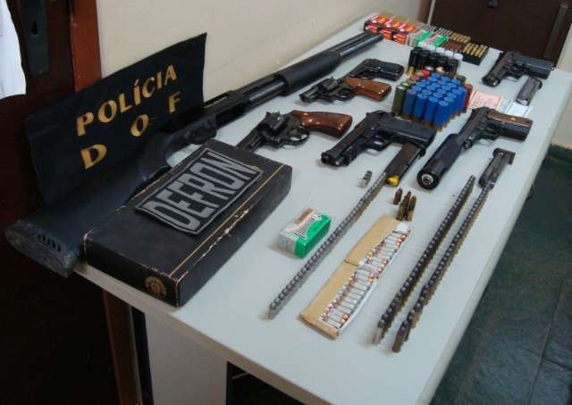 Em Itapor&atilde;, pol&iacute;cia prende tr&ecirc;s homens com 7 armas de fogo e 566 muni&ccedil;&otilde;es