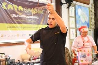 Chef João Canto em ação durante evento em Bonito. (Foto: Marcos Ermínio)