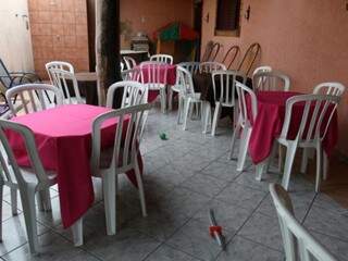 Cadeiras e meses tiveram de ser colocadas na varanda casa da família na Vila Jacy. (Foto: Saul Schramm)