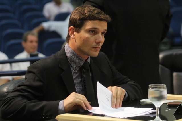 Vereadores cobram explica&ccedil;&otilde;es do prefeito sobre contratos rompidos