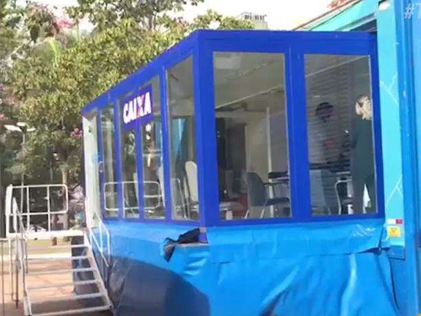 Caminh&atilde;o da Caixa estaciona para renegocia&ccedil;&atilde;o de d&iacute;vidas na Pra&ccedil;a do R&aacute;dio