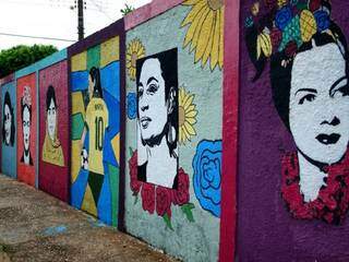 As pinturas foram realizadas no muro da frente da escola (Foto: Sabrina Hanzen)