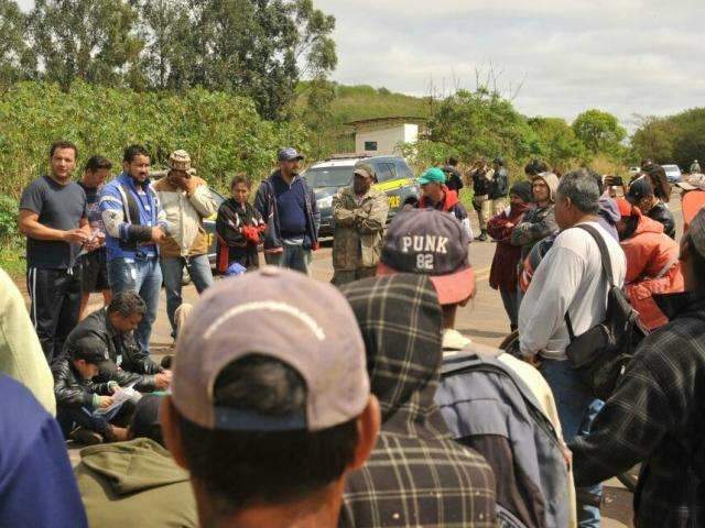 Protesto denuncia desperd&iacute;cio de lixo recicl&aacute;vel e pede ajuda da Justi&ccedil;a