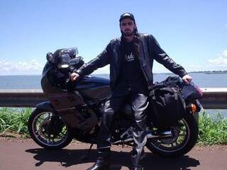 Rafael em uma das viagens que fez de moto. (Foto: Arquivo Pessoal)