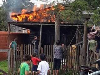 Casa atingida por incêndio no início desta tarde em Coronel Sapucaia (Foto: Capitán Bado.com)