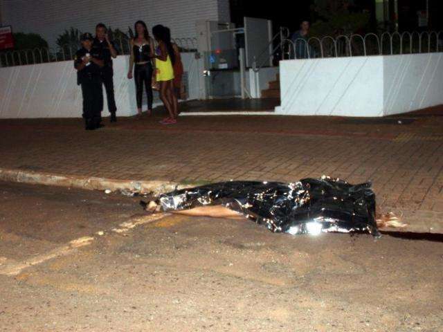 Seis travestis s&atilde;o julgadas por matar colega com 24 golpes de faca