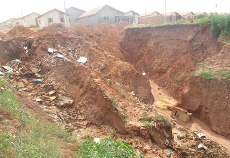 Moradores reclamam de cratera que ameaça engolir casas em Bairro 