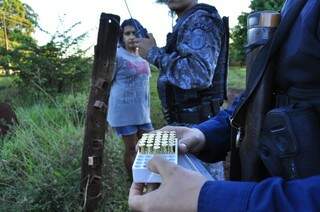 Policial mostra munições apreendidas no barracão em área no Distrito Industrial de Dourados (Foto: Eliel Oliveira)