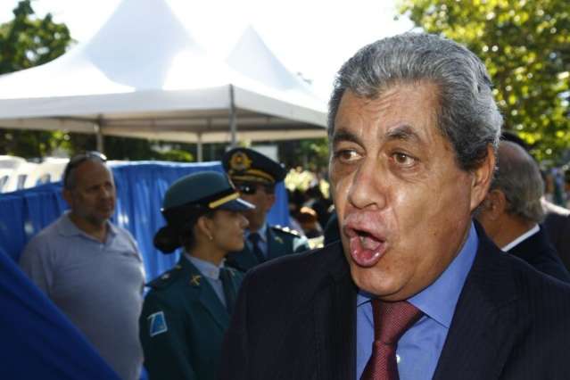 Governador diz que colar&aacute; sapatos para n&atilde;o sair candidato neste ano