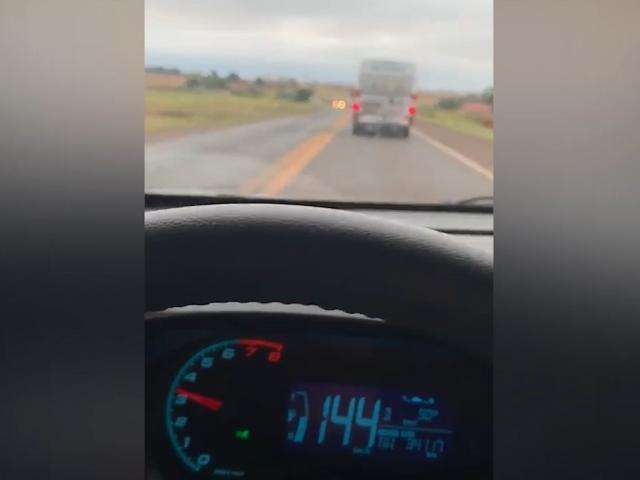 Van de transporte de pacientes &eacute; flagrada a mais de 140 km/h na BR-163