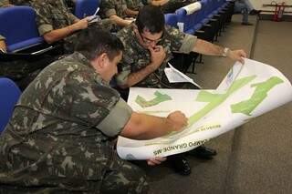 Militares estudam mapa de regiões da Capital para definir estratégia de visitas. (Foto:Divulgação)