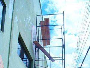 Pintor cai de andaime, encosta em fio de alta tens&atilde;o e morre eletrocutado 