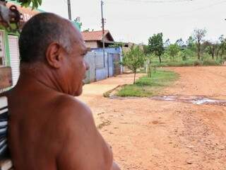 Rua que homenageia MS tem poeir&atilde;o, bocado de cana e termina no mato 