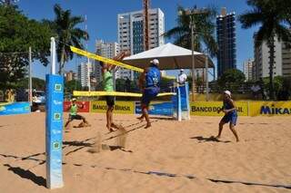 Competição está sendo realizada nas areias da praça esportiva Belmar Fidalgo (Foto: CBV/Divulgação)