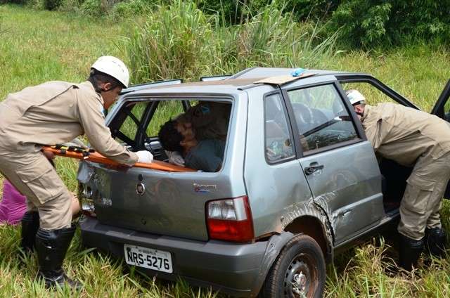 Uno capota na MS-276 e duas pessoas s&atilde;o lan&ccedil;adas para fora do carro