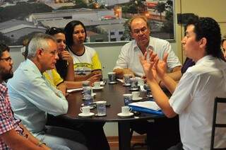 Dirigentes do Simted reunidos com vereadores, nesta quinta-feira em Dourados (Foto: Eliel Oliveira)